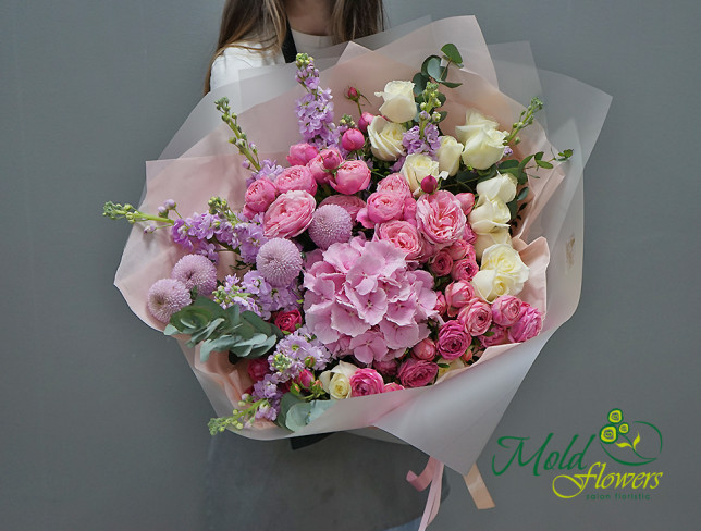 Bouquet with pink hydrangea and Matthiola 'Spring Inspiration' photo